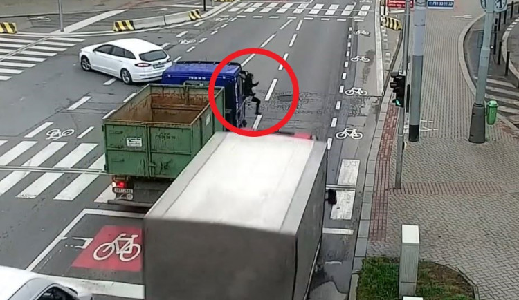 VIDEO: Policie zveřejnila šokující záběry chodkyně, kterou srazilo auto na přechodu
