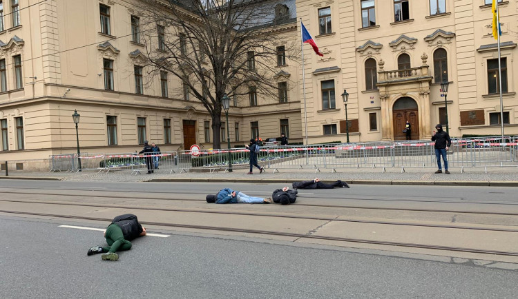 VIDEO: Aktivisté protestovali před Úřadem vlády. Znovu blokovali dopravu vlastními těly