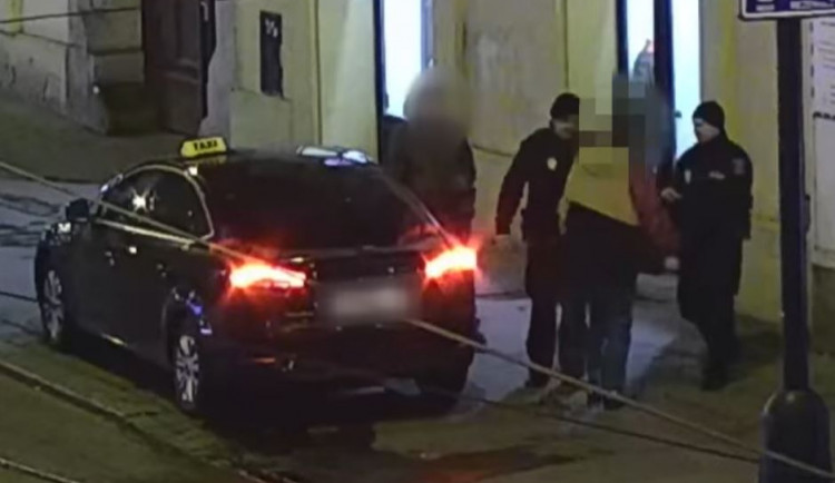 VIDEO: Agresor s nožem nechtěl zaplatit za taxík. Skončil v rukou policie
