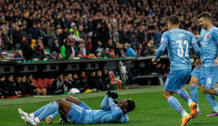 Další bláznivý zápas v Evropě. Slavia veze z hřiště Feyenoordu remízu 3:3