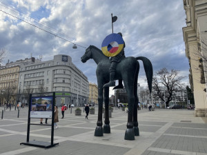 V Brně svádí boj o sochu Jošta. Na štítu v ukrajinských barvách přibyla česká vlajka