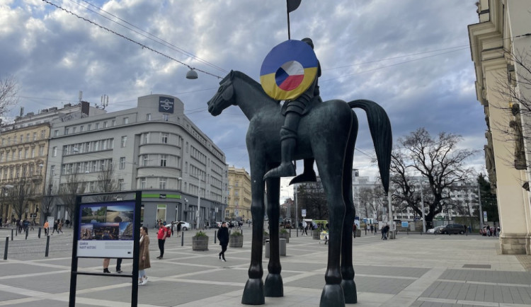 V Brně svádí boj o Jošta. Na štítu v ukrajinských barvách přibyla česká vlajka
