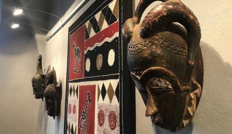 Pomáhaly zahánět zlé duchy. Cestovatel vystavuje v muzeu sbírku afrických masek.