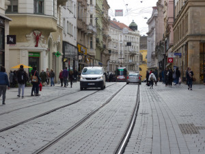 Nápor aut v brněnské pěší zóně nezvládla dlažba. Provoz je strašlivý, naříkají i pěší