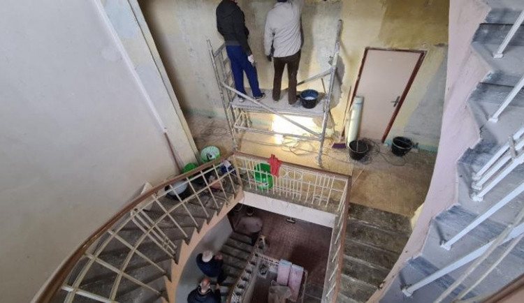 Opravená Záložna v Litovli ubytuje ukrajinské uprchlíky. Práce rychle postupují