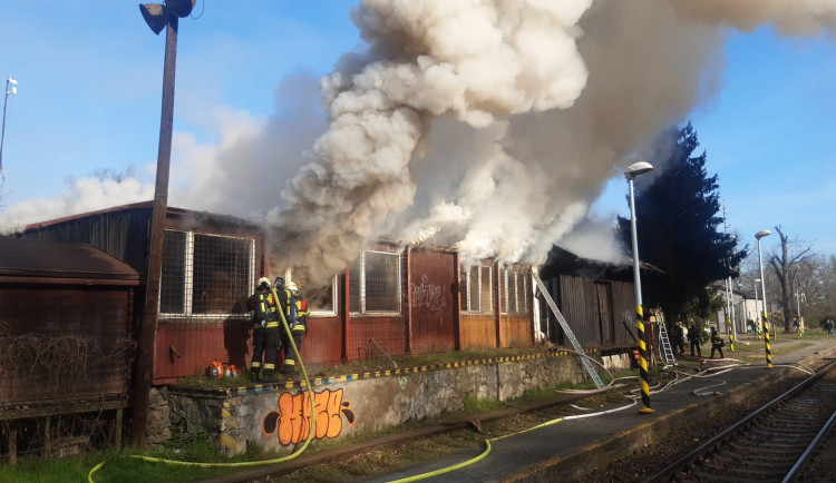 V Praze hořela stará truhlárna. Hasiči nasadili pět vodních proudů