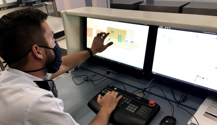 Na letišti se popálil Brit. Museli evakuovat chodbu mezi terminály, zůstává uzavřená