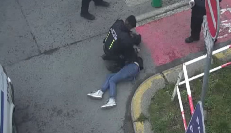 VIDEO: Namol opilá žena se povalovala v silnici v centru Prahy. Nezvládla ani dýchnout do přístroje