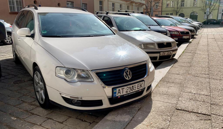 Praha zpravidla nepokutuje ukrajinská auta za parkování. Nemá jak zjistit jejich majitele
