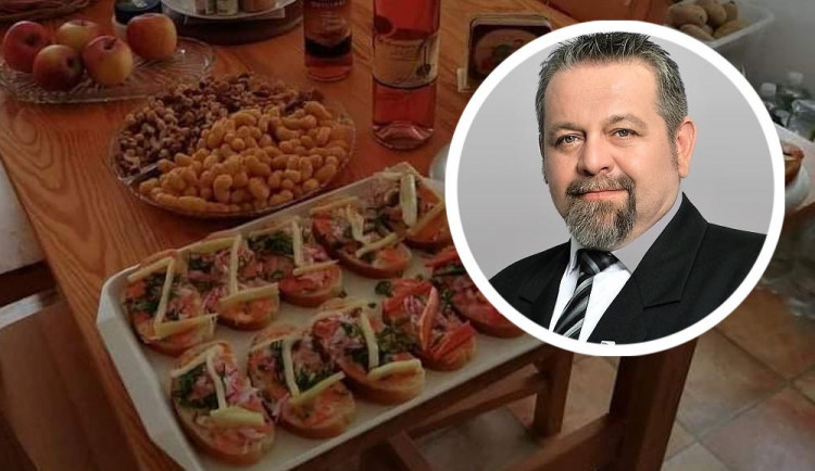 Zastupitel za SPD nazdobil chlebíčky tvarem Z, fotku dal na sociální síť. Příspěvek řeší policie