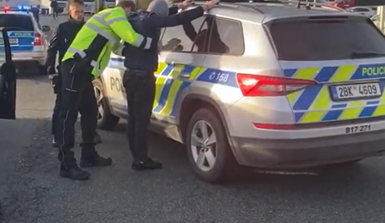 Policisté u Brna chytili cizince, kteří si vezli eura z loupeže v Rakousku