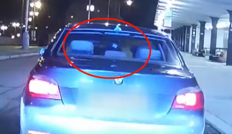 VIDEO: Muži měli při jízdě autem otevřená piva. Když je zastavili policisté, začali si měnit místa