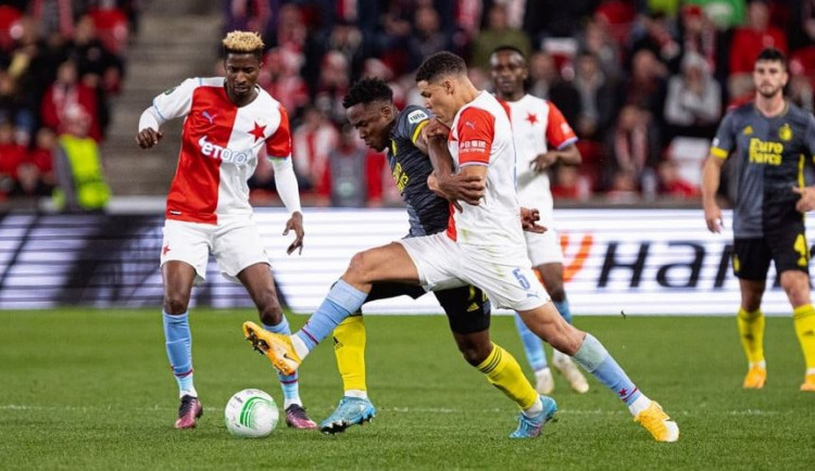 Slavia ztratila slibně rozehraný duel a v Evropě končí. Brankář Mandous zavinil kuriózní gól