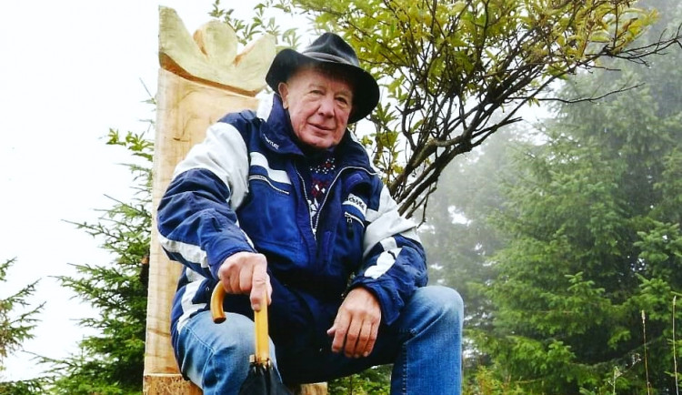 Milovníky Šumavy šokovalo vandalství. Z vrcholku Svarohu někdo ukradl trůn Emila Kintzla, krále Zmizelé Šumavy.