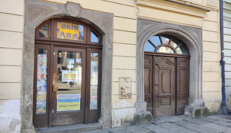 Je nám to líto, ale legenda skončila, říká majitel trafiky na náměstí. Noviny se tam prodávaly více než 100 let.