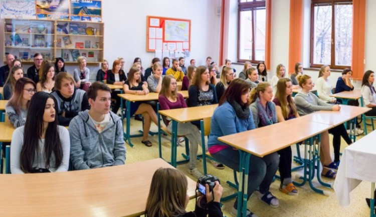 Učitelka na základní škole v Praze tvrdila žákům, že se v Kyjevě nic neděje. Už neučí