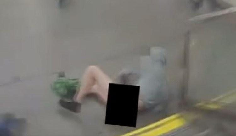 VIDEO: V metru pobíhal nahý muž. Na strážníky křičel, že není gay a má tatínka na kriminálce