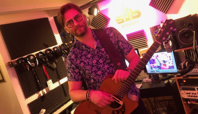 V Česku je méně pravidel než v Americe, umělci jsou tu vítanější, říká americký producent žijící v Praze.