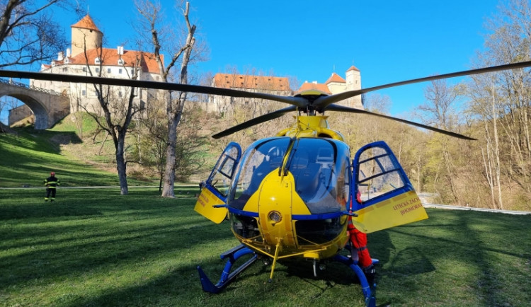 U hradu Veveří se zřítil cyklista. Pro vážně zraněného muže letěl vrtulník