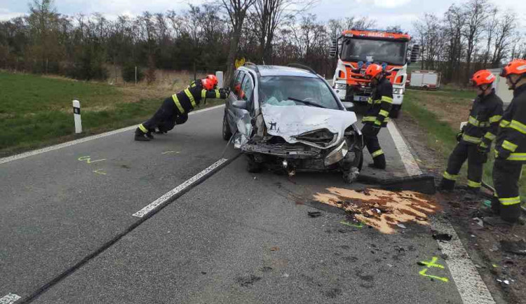 Vážná nehoda tří aut na jižní Moravě má jednu oběť. Mezi zraněnými jsou i děti