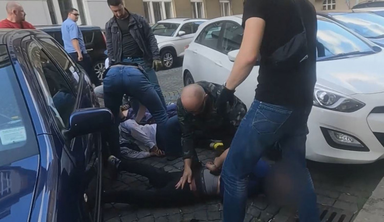 VIDEO: Opilí mladíci v Praze založili šest požárů během jedné noci. Vše si natáčeli na telefon