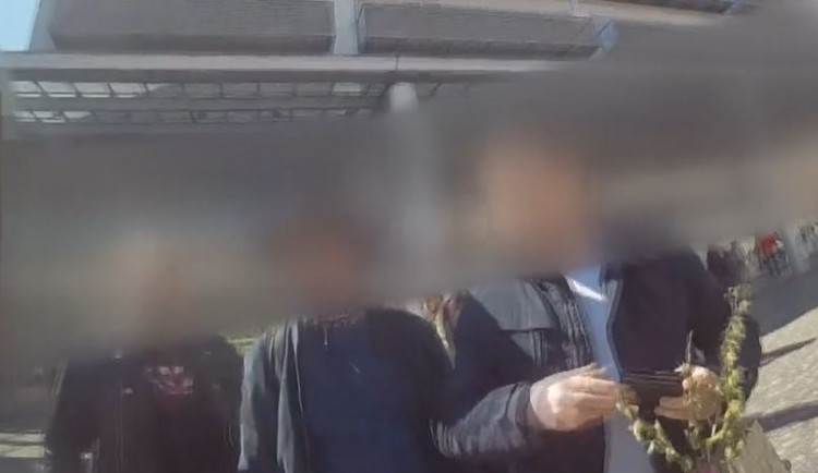 VIDEO: Muž hrál na ulici na kytaru. Když ho vyháněli strážníci, zloděj mu vzal z kasičky dvoutisícovku