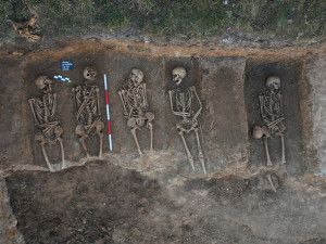 Ostatky 27 lidí našli archeologové při opravě parku. Zjišťují, proč byly za zdí hřbitova