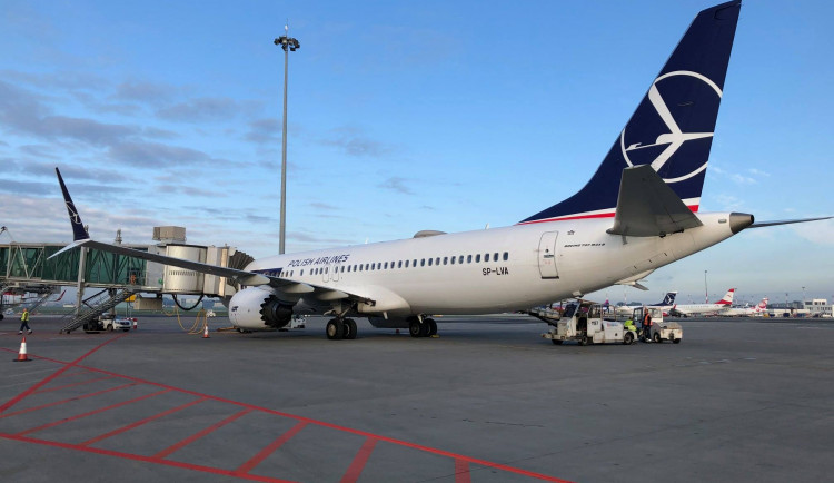 Anonym hrozil bombou na palubě letadla do Prahy. Pyrotechnici výbušniny nenašli