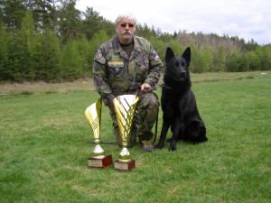 Eso mezi stopaři je služební pes Hektor. S policejním psovodem Petrem Zifčákem sbírá jednu trofej za druhou