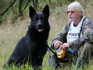 Eso mezi stopaři je služební pes Hektor. S policejním psovodem Petrem Zifčákem sbírá jednu trofej za druhou