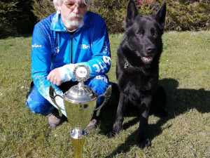 Eso mezi stopaři je služební pes Hektor. S policejním psovodem Petrem Zifčákem sbírá jednu trofej za druhou
