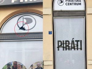Neznámý vandal v noci zaútočil na sídlo Pirátů kamenem a sprejem