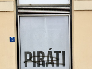 Neznámý vandal v noci zaútočil na sídlo Pirátů kamenem a sprejem