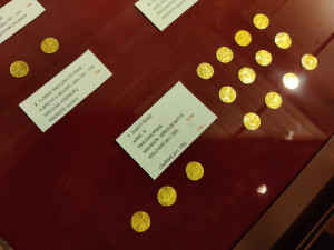 Pejskaři našli při procházce lesem stovky mincí z doby Karla IV., lidé teď mají jedinečnou šanci poklad spatřit