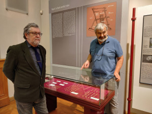 Pejskaři našli při procházce lesem stovky mincí z doby Karla IV., lidé teď mají jedinečnou šanci poklad spatřit