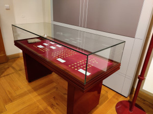 Pejskaři našli při procházce lesem stovky mincí z doby Karla IV., lidé teď mají jedinečnou šanci poklad spatřit