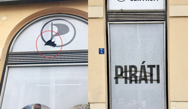 Neznámý vandal v noci zaútočil na sídlo Pirátů kamenem a sprejem.