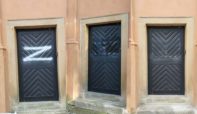 Vandal nasprejoval na kostel v Praze písmeno Z. Idi na ch*j, vzkázal kněz, písmeno smyl a podal trestní oznámení