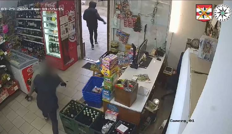 Dvojici lupičů s pistolí vyhnala z prodejny v Brně statečná prodavačka