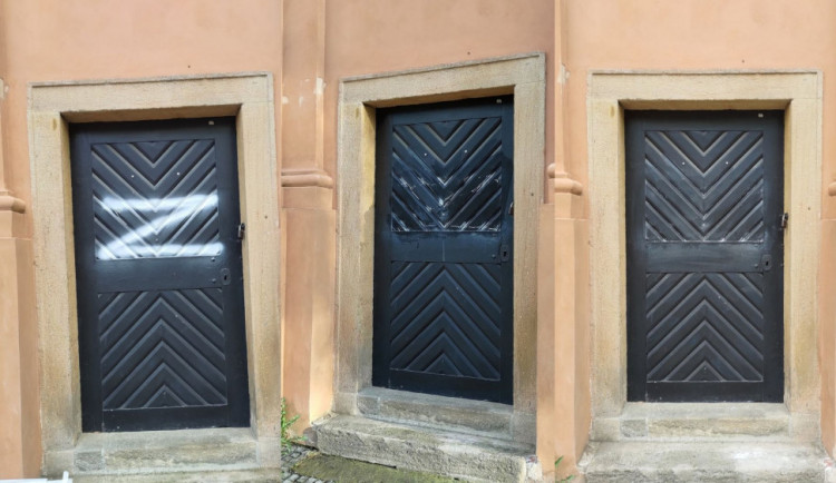 Vandal nasprejoval na kostel v Praze písmeno Z. Idi na chuj, vzkázal kněz