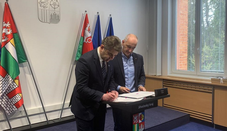 Jihočeský kraj posílá do Buči sanitky, traktory a nakladač. Starosta vám děkuje, vzkázal ukrajinský velvyslanec.