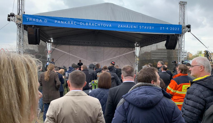 FOTOGALERIE: Obří pódium, raut i fotokoutek. Zahájení stavby metra D připomínalo menší festival