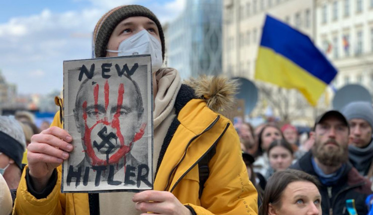 Lidé si v centru Prahy připomněli dětské oběti ruské válečné agrese na Ukrajině