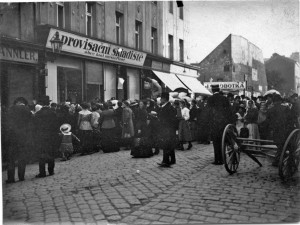 Hladovějící měšťané rabovali obchody a přepadali valníky, během hladových bouří roku 1918 umíraly i malé děti