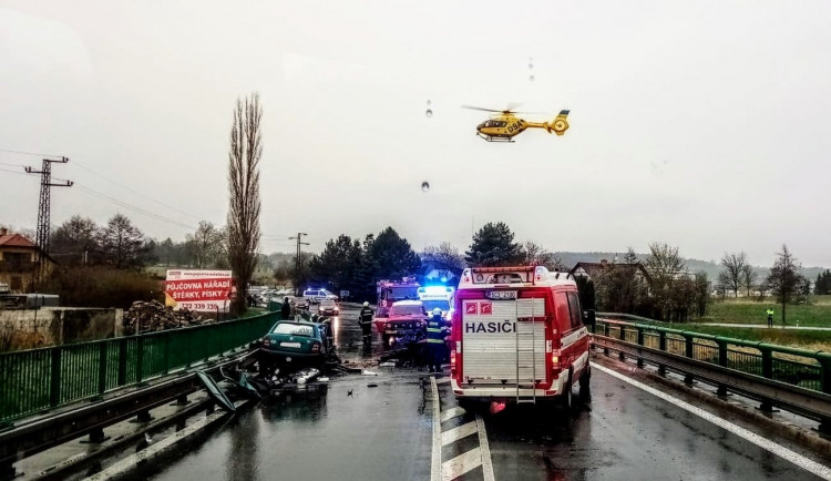 Nedělní dopoledne se na jihočeských silnicích neslo ve znamení nehod. U jedné zasahoval vrtulník