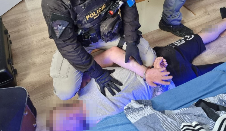 VIDEO: Recidivista s pistolí v ruce přepadl muže před vchodem do jeho bytu. Je v rukou policie