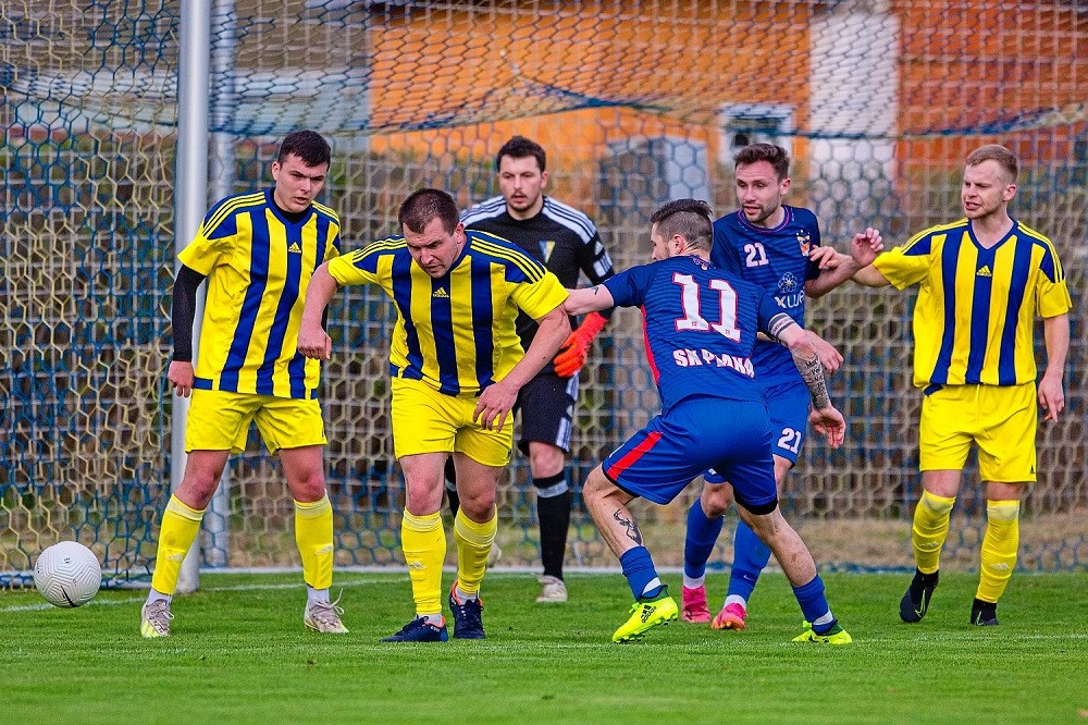 Gustav Bujok (na snímku ve žlutém druhý zleva) v souboji o míč.