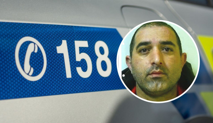 Muž na návštěvě po pár skleničkách napadl hostitele nožem. Je na útěku před policií