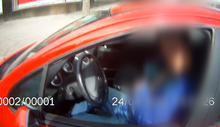 Měl jsem jedno pivo, tvrdil řidič v Brně. U dechové zkoušky nezvládal ani stát