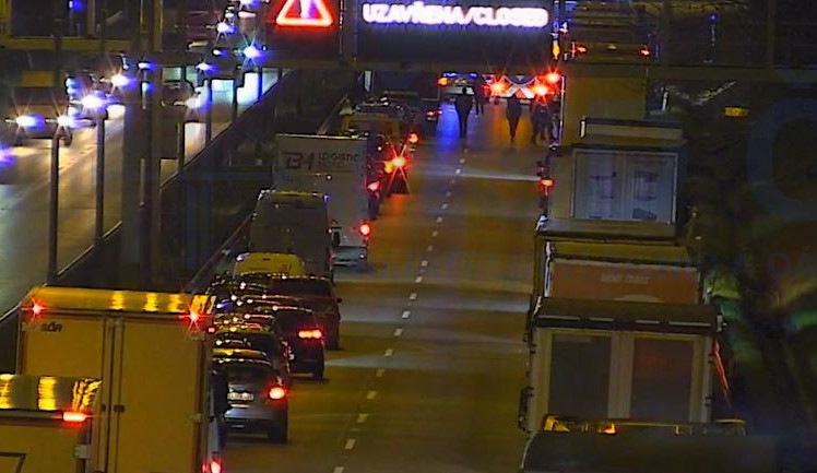 Tragická nehoda tří osobních aut přerušila dopravu na Pražském okruhu